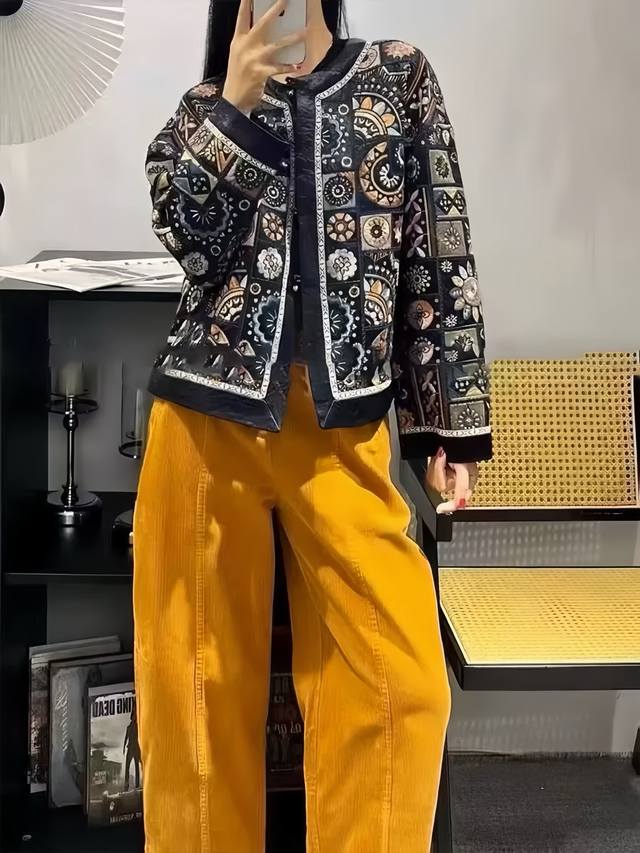 无敌爆款 高级重工刺绣复古气质外套 满布精致刺绣 图案细腻丰富 独特的版型设计 搭配细节处的巧思 简约又不失奢华 Smlxl