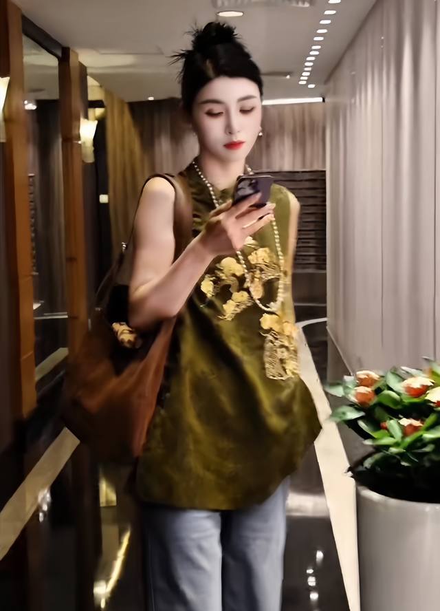 无敌爆款 高级精致刺绣立领气质中长马甲 精致纹样如艺术笔触晕染，立领设计衬出优雅脖颈线条，细节处尽显匠心，仿佛将东方美学的雅致与现代的精致感，完美糅合于一身。
