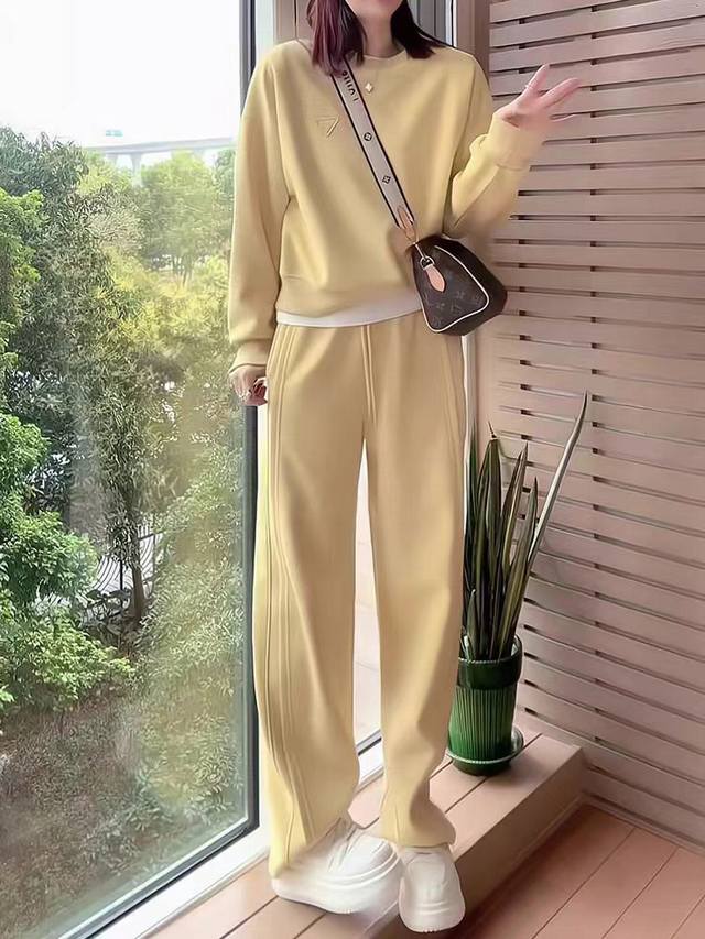 码数：S-M-L-Xl-Xx 颜色：黄色 面料：棉 描述： 不挑身材！遮肉修饰身材 面料亲肤，透气吸汗柔软舒适 弹性良好！自由舒适 圆领套头长袖卫衣倒三角刺绣图