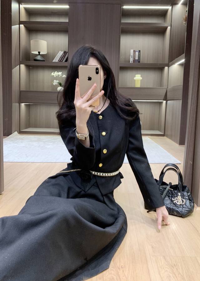 新款甜美小香风套装，换季的时候必备的一款搭什么都会显得精致时尚简单百搭款。Smlxl