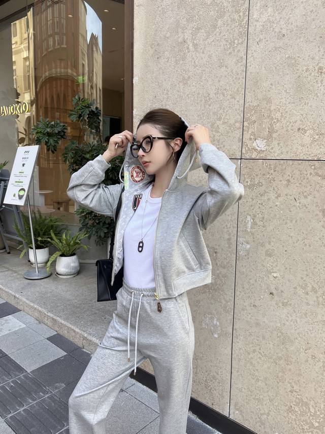 L V 双面穿连帽拉链长裤套装！搭配同系列阔腿直筒长裤 内里四叶草字母满印 整体休闲有格调 灰色 黑色 码数：Sml