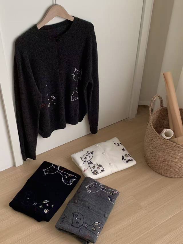 上新全毛圆领猫图案包扣开衫