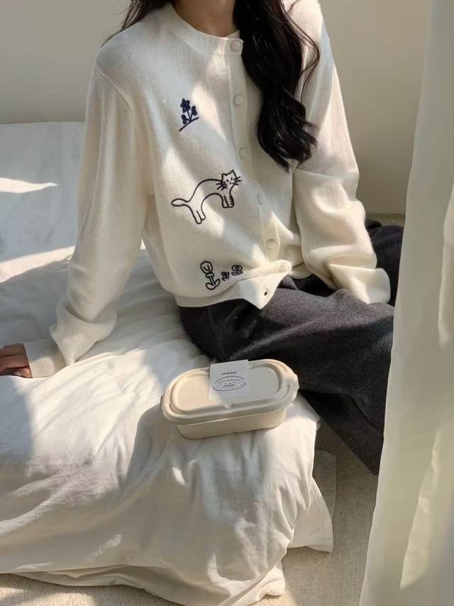 上新全毛手工刺绣猫猫图案开衫