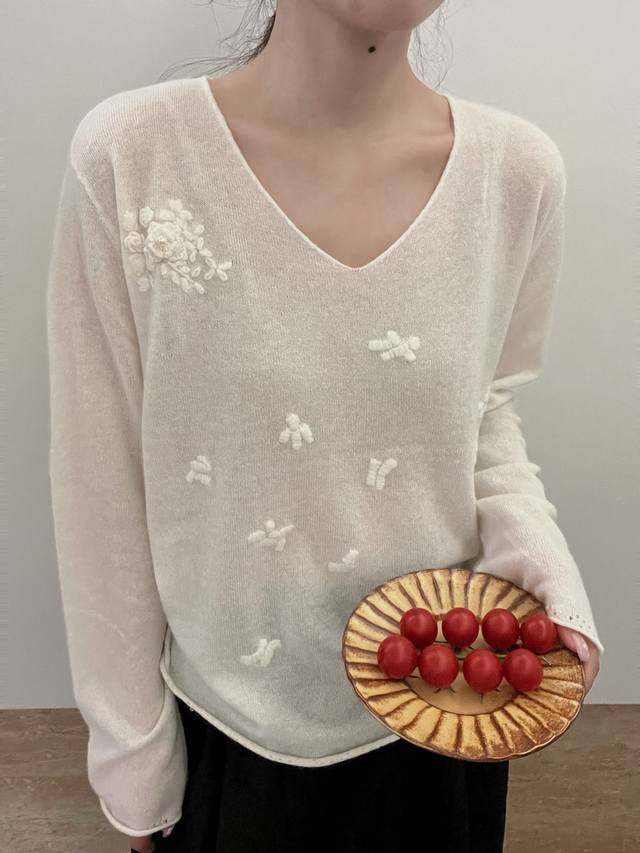 上新30羊绒V领手工绣花套头长袖 均码