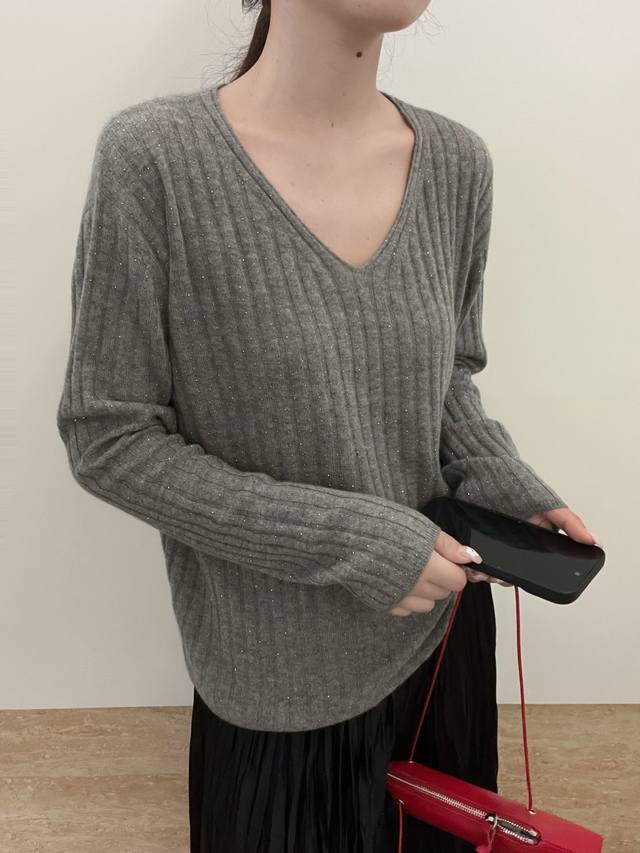 上新30羊绒V领弹力烫钻套头 均码