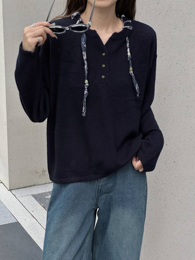 上新丝羊绒圆领带门襟套头上衣