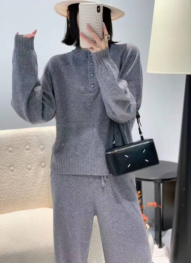 上新全毛圆领四粒扣套头 均码