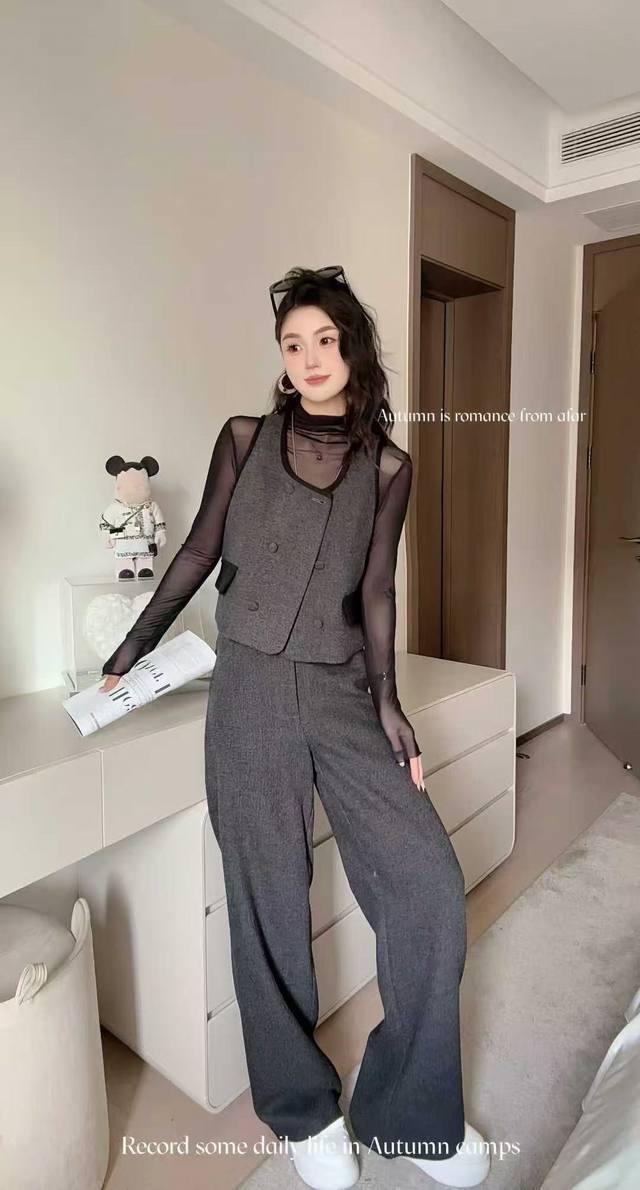 极简松弛感羊毛套装 自带细腻绒毛感，贴肤是恰到好处的温暖。一套低饱和色调自带高级滤镜，一套搞定利落与慵懒，让穿搭既省心又有质感。Smlxl