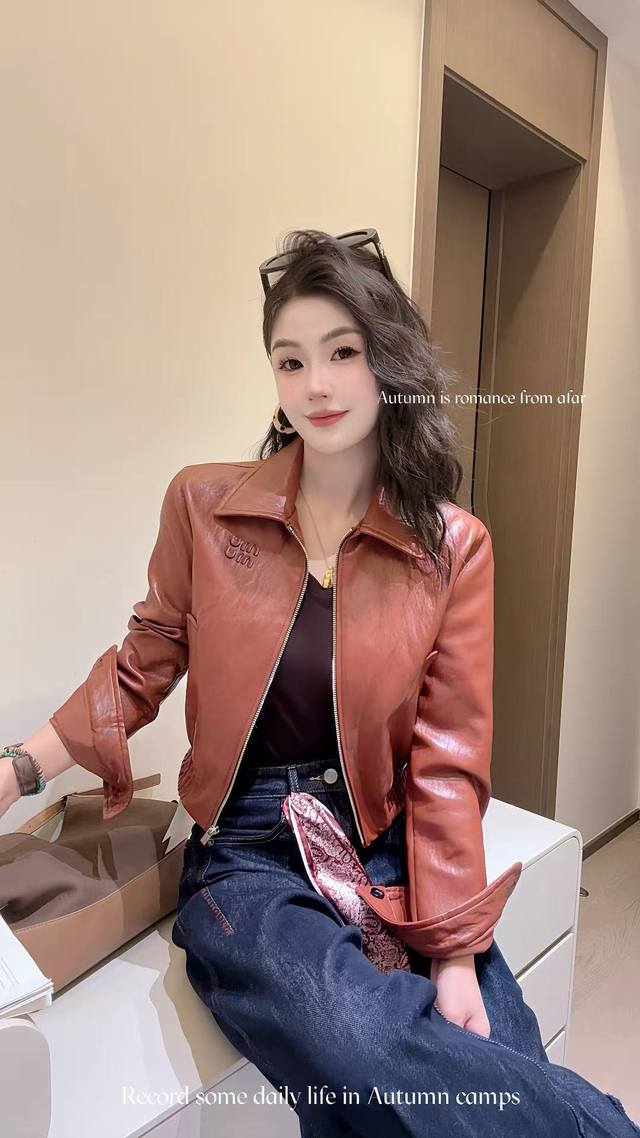 都市米范｜酷飒打响秋冬的时髦感Ootd Miumiu也可以酷飒又神秘 25哑光皮外套活泼又俏皮 完美符合了Miu系的设计元素 超喜欢立领穿好酷飒Smlxl