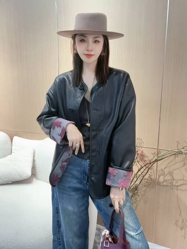 爆款油丝撞色拼皮外套 今年最炸街的老钱休闲风！高级感拉满 又自带复古腔调，双面可穿设计！一件=两件穿搭自由！棒球服版型一上身，立马Get 老钱风休闲感 松弛有度