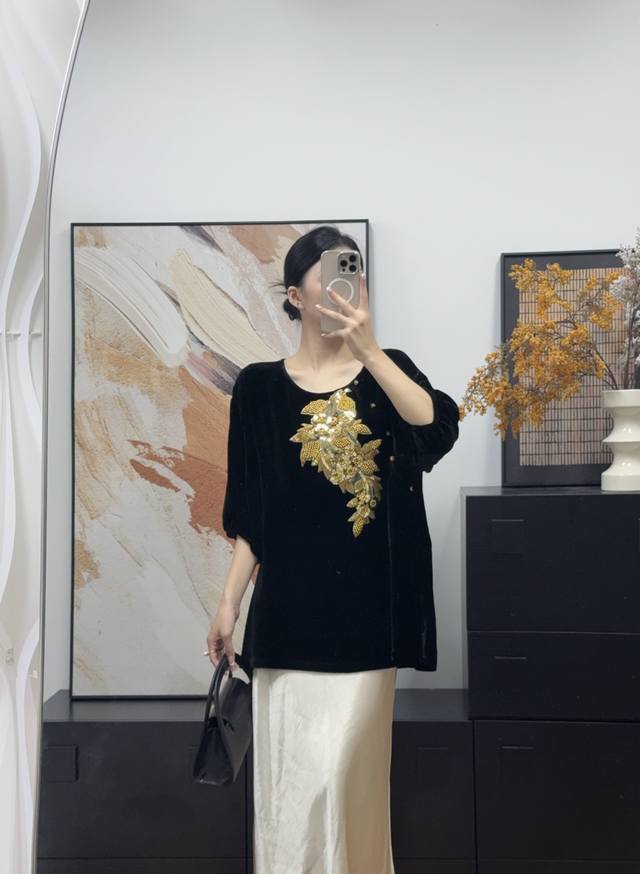 100%真丝丝绒重工刺绣上衣 黑色底色衬肤色，金线花卉刺绣璀璨立体，七分袖宽松版型藏肉显瘦，丝绒面料丝滑垂坠，高级感拉满！Smlxl