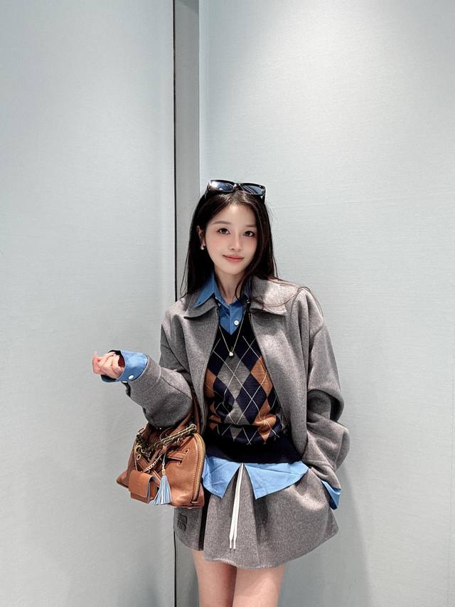 套装 上新缪系穿搭 25格雷灰一套搭配 采用羊毛呢面料 入秋入冬首选 一套上身巨时髦 妥妥的减龄宝 翻领拉链夹克外套+松紧超短半裙 也可以分开穿也很百搭 灰色真