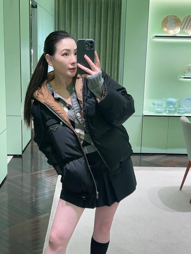 p家 秋冬官网最新款配色三角标装饰连帽羽绒服外套 立体剪裁H版型经典时髦又帅气 原版徽标字母Logo三角标装饰 定制卡其色内衬拼色减龄效果 Yb五金配件 细节很