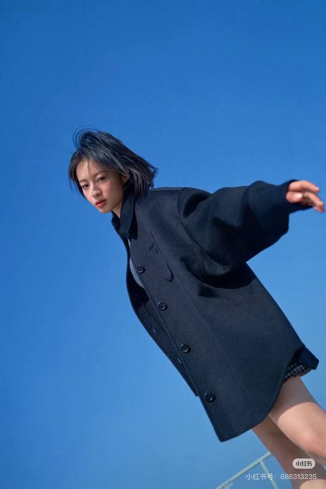prada 三角标大衣外套！时髦精必入叠搭神器！纯手工制作双面尼羊绒大衣！气质翻领衬衫式廓型设计帅气又时髦！进口90羊毛10羊绒面料质感细腻柔软挺阔有型，不挑人
