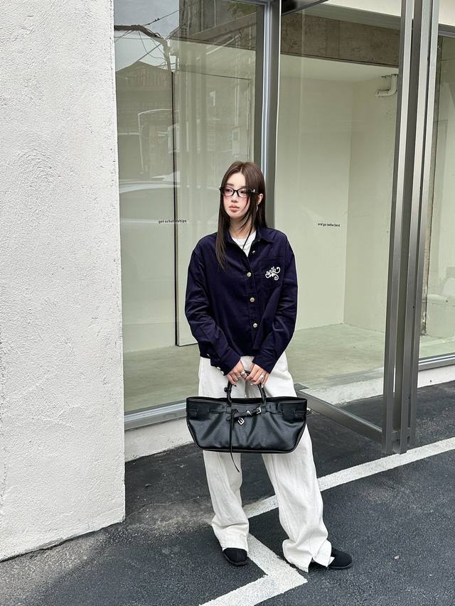 25Ss新款上衣细条土耳其灯芯绒衬衣 今年最新Logo绣花 松弛老钱风妥妥拿捏 单穿或做内搭都能增加穿衣层次感 Sml