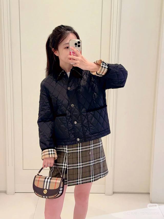 25Ss新款双面菱形夹棉外套，撞色灯芯绒领设计短款棉服。低调又时髦内衬Vintage 复古格纹。进口机压线格工艺，经典H版型演绎秋冬叠搭造型保暖神器！英伦风百搭