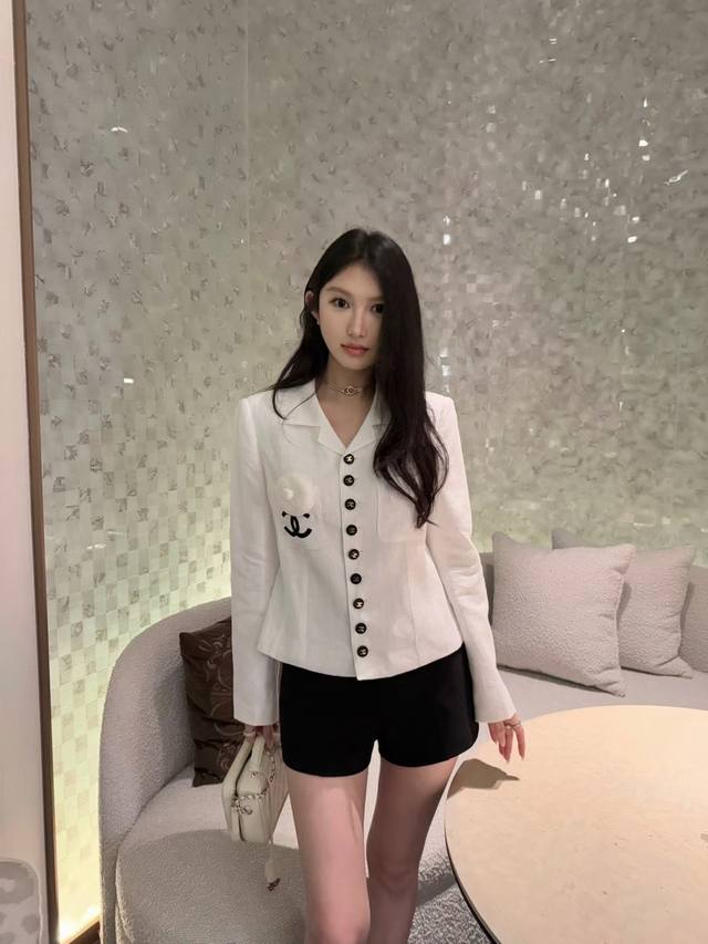 独家新款Chane*排扣Logo外套这件百搭又好看 进口亚麻面料舒适透气 同色系里衬细节到位 经典版型简约有气场 高级有腔调任何年龄都能驾驭 Sml 高品质