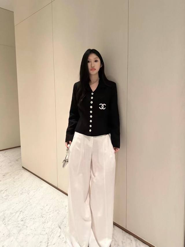 独家新款Chane*排扣Logo外套这件百搭又好看 进口亚麻面料舒适透气 同色系里衬细节到位 经典版型简约有气场 高级有腔调任何年龄都能驾驭 Sml 高品质1