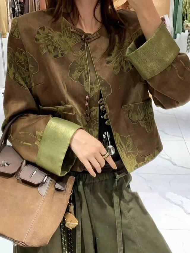 古典与现代的优雅碰撞，如古董般值得入手的“油丝”外套，面料自带凹凸的颗粒感有粗犷而细腻的古典艺术风格，加上细腻的花朵纹理解精致得宛如一幅国画，在剪裁上注重线条的