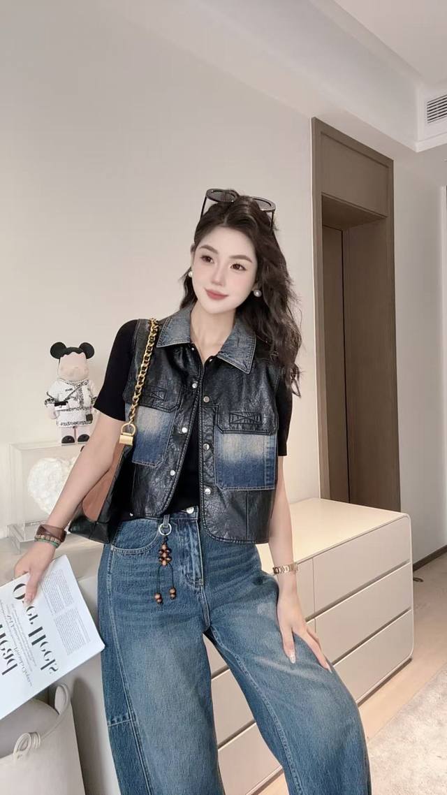 欧货接设计感马甲，甄选高端斜纹感牛仔面料，水洗牛仔与毛边细节呈现，领口处拼接高品质绵羊植鞣皮，并且有多处不规则拼接设计与毛边效果，散发出一丝叛逆与随性的酷感口袋
