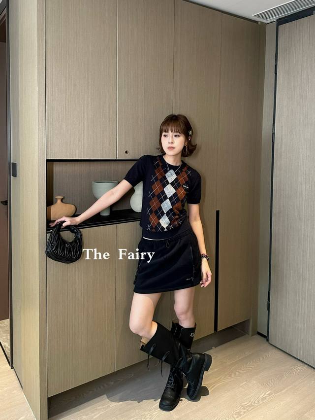 Miu 新品摇粒绒迷你裙 黑色摇粒绒面料制作 饰以品牌标识刺绣徽标 两个拉链前袋 抽绳弹力松紧腰围包臀设计凸显线条 推荐入手 搭配系列款 外套 绝绝子 Sml