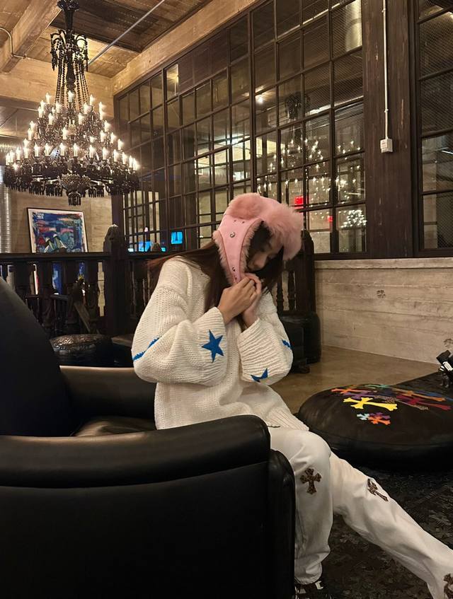豹纹十字架白牛 ：小野豹 氛围感之神！豹纹的美感全在这裤子上 经典白牛加上豹纹十字架 简直超酷 直筒宽松版型 轻松修饰腿型显腿长