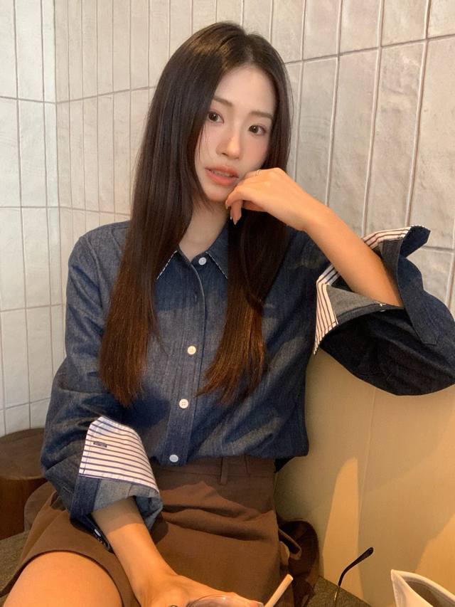 拉夫 小马刺绣牛仔衬衫 领子和袖口里面拼接了同色系条纹设计 袖口可以卷边穿 很有时髦感 腔调感在线 蓝色