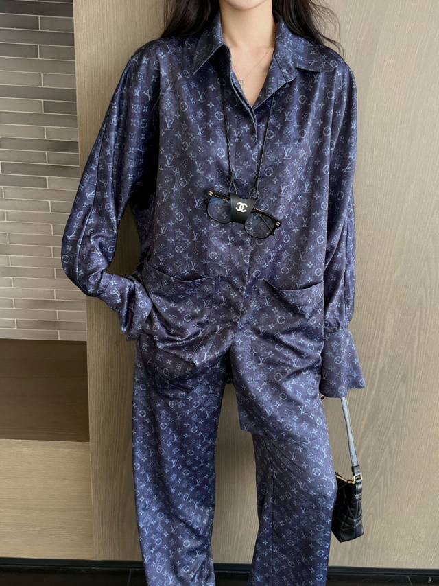 Louis Vuitto*2025新品上架 印花翻领长款衬衫 定制Yb进口加厚斜纹绸材质 水洗工艺处理 呈现出做旧水洗质感 凸显复古气息 通体满印四叶草徽标字母