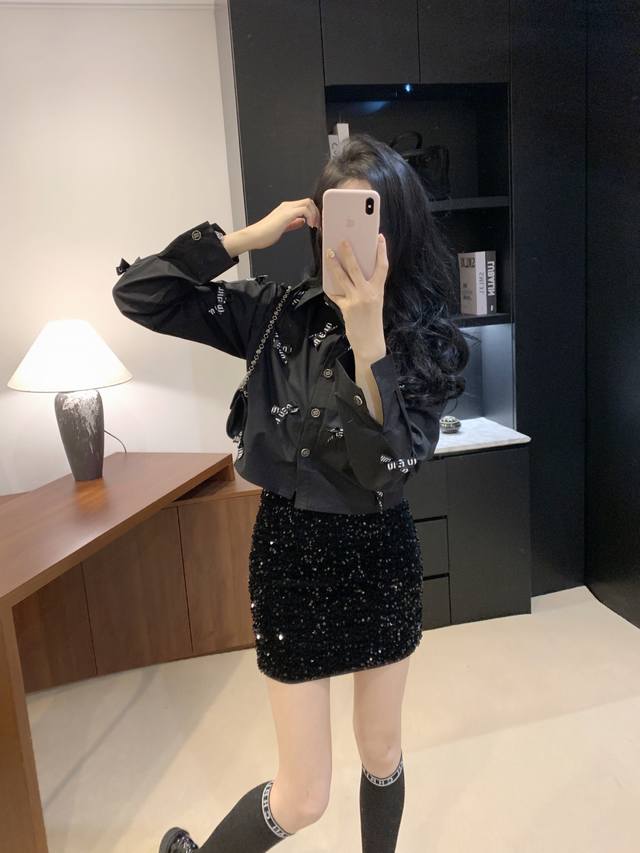 25Ss早春新款Miu蝴蝶结衬衣～独家上新，撞色织带蝴蝶结设计，模特上身均为大货实拍，Sml，黑色，高品质