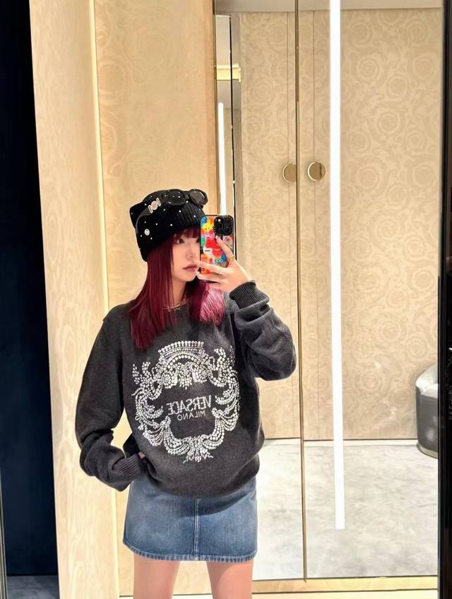 新款Verac*徽章刺绣贴钻圆领毛衣长袖