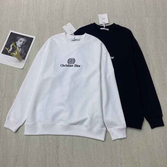 2025新品 实拍 Dr 新款字母印花圆领卫衣；采用棉面料质感柔软细腻；定制洗水麦辅料齐。版型宽松上身效果舒适好看！ 碼数 S-M-L