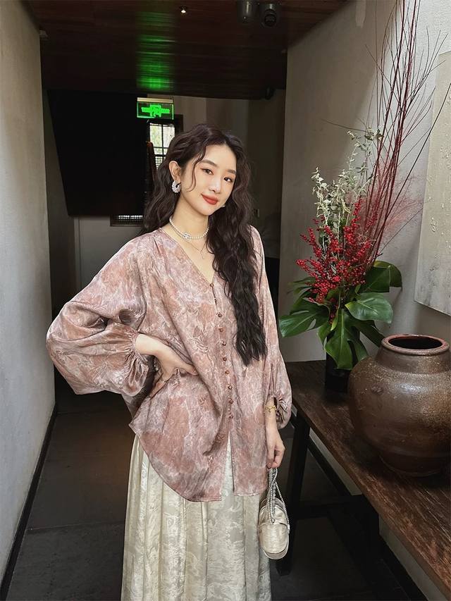 高奢款大量出货 漫江南 高级感轻奢亚麻人丝扎染上衣 宽松慵懒感的衬衫 上身自带优雅舒展的松弛度拥有独特的柔软质感，低饱和度色系更高级 扎染工艺的加入面料整体更有