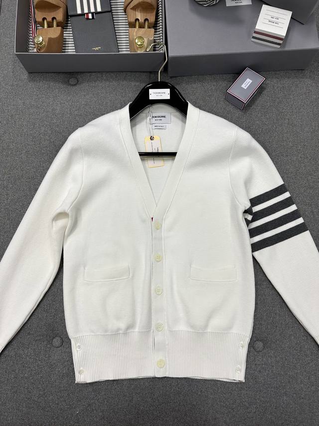 经典全棉开衫 王心凌同款的男版版型，超级有气质的一款开衫了，这款区别于传统蓝灰两色主打以奶白为主色调，搭配以经典的花灰四杠，这两个色搭配起来简直绝了，上身感觉身