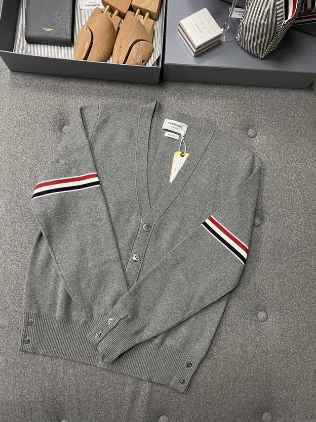 秋冬 纯棉针织V领开衫 秋冬最新款纯棉百搭开衫，彰显品位，经典双袖色织设计！一件开衫陪你一年四季 定织精梳长绒棉材质，工艺采用特殊四空工艺，充分发挥了面料的舒适