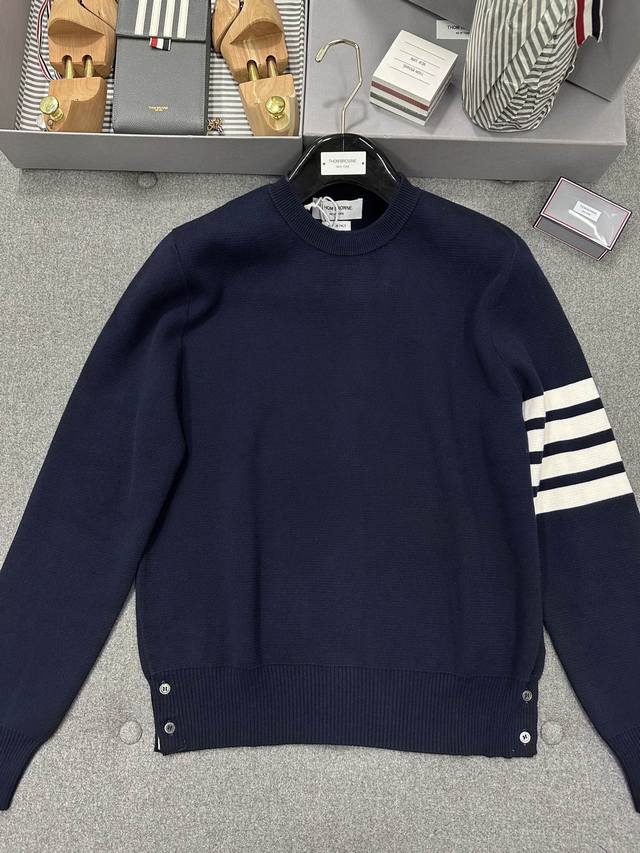 纯棉经典4Bar圆领套头衫 Tb人必备的经典毛衣，这个牌子的东西穿上就脱不下来了，提高气质至少五个度 最简单也最高级！ 定制精纺纯棉料，100%棉经过特殊处理造