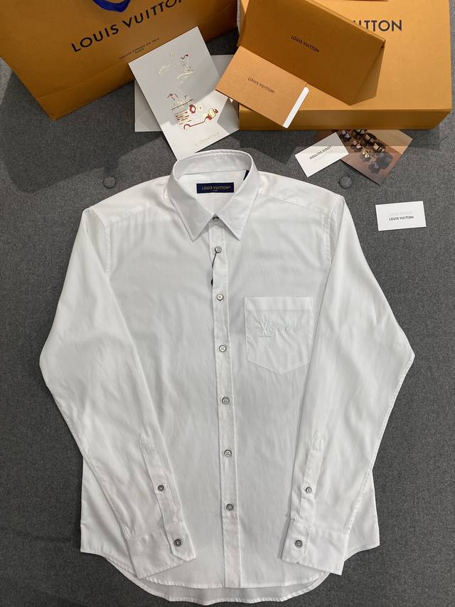 刺绣棉质长袖衬衫 气质男神宋仲基同款衬衫出货啦～ 咱们家的衬衫线出品是出了名的好，不论面料、版型做工、还原度，都是市场之最，不服等您来细品 顶级高密牛津纺全棉面