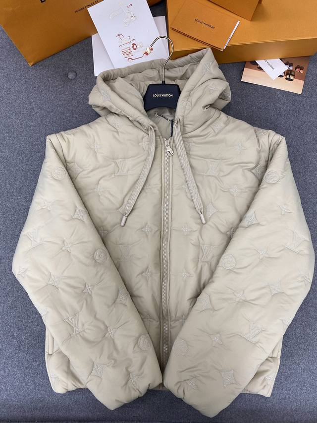 连帽束腰棉服夹克 新一季秋冬新色出货啦比黑色更加清新亮眼，手机拍不出实物颜色的高级，真的很耐看，让你保暖的同时帅气又有型，超级重磅，光料子开发耗时了小半年，所有