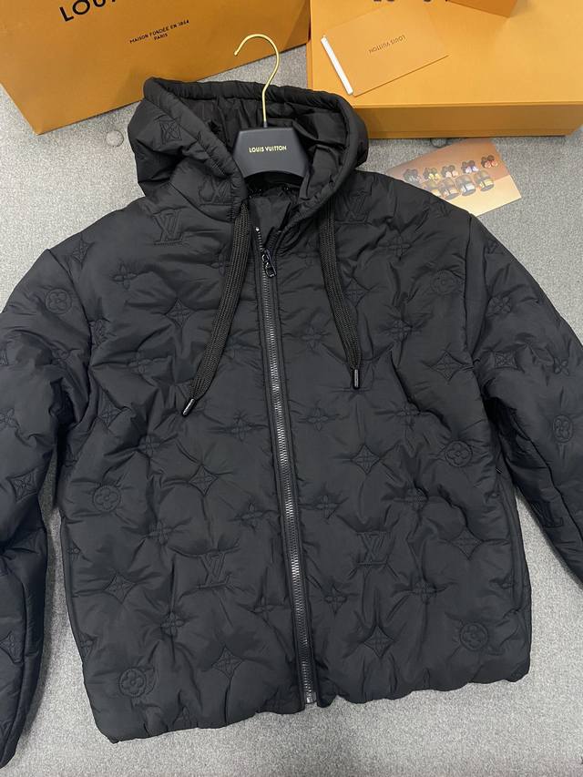 连帽夹克 这是今年冬季男士一定要入的棉服夹克，让你保暖的同时帅气又有型，超级重磅，光料子开发耗时了小半年，所有材料全部定做，是市场货完全不能比的，定制100%尼