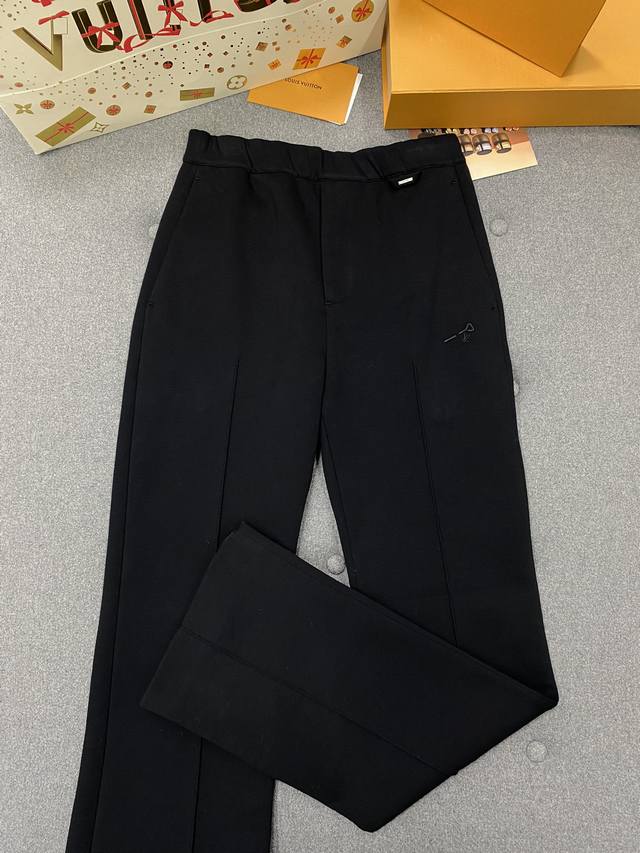 标识刺绣针织长裤 这款是我在专柜试过最舒服的裤子，最的还是它的版型，微喇设计增添了时髦感，不挑身材上身显瘦，完美演绎脖子以下全是腿～而且黑色更显气质稳重成熟，搭