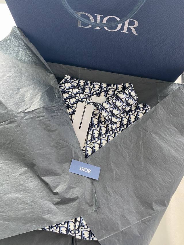 经典满纯棉开衫出货啦 这款是百分百精梳棉材质，非常柔软舒适，又轻薄透气，夏天做空调衫，市面上啥羊毛羊绒版本的都乱七八糟。这款一共有三种颜色构成，我们采用和Zp一