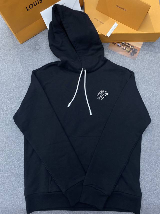 标识刺绣连帽衫 经典款的好处就是无论你什么时候去逛专柜，它都还一直在售卖，且真正的永不过时，经久不衰，任何时刻拿出来穿都还是时尚感十足～ 男士穿搭使用率最高的时