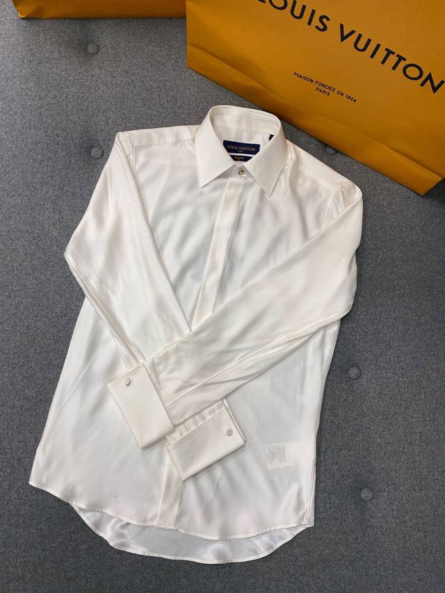 提花真丝衬衫 一直想做点不一样的东西，还是得多去专柜逛逛才会发掘宝藏！ 76%桑蚕丝+24%羊毛黄金比例，桑蚕丝的柔滑与光泽融合了羊毛的亲肤垂感，面料呈自然柔光