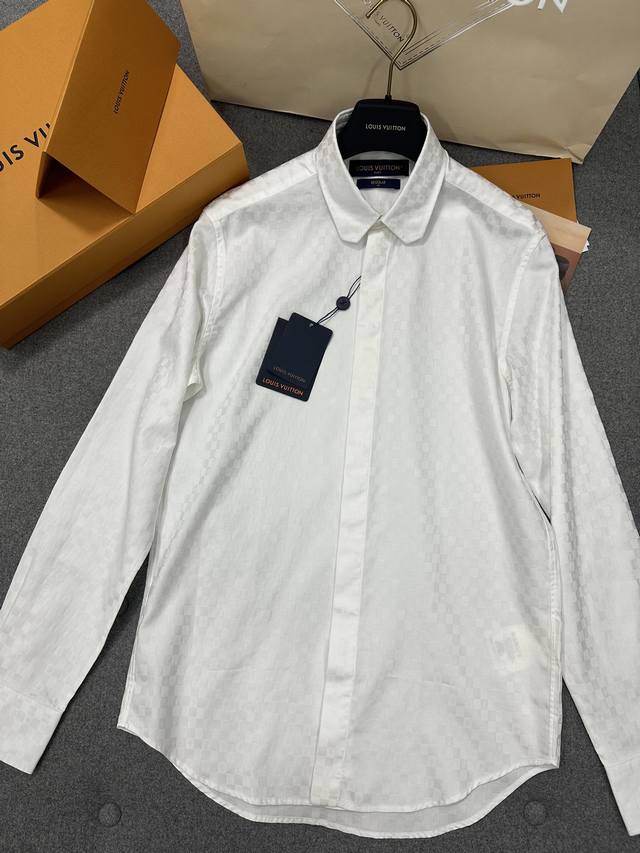 全棉提花衬衫 预告后就被大家问爆，独家开发宝藏款式，你们在市面上看不到的款，我们会给你们带来很多独一无二～ 历时5个月终于出货了哈，反复多次打版，真的太烧钱了，