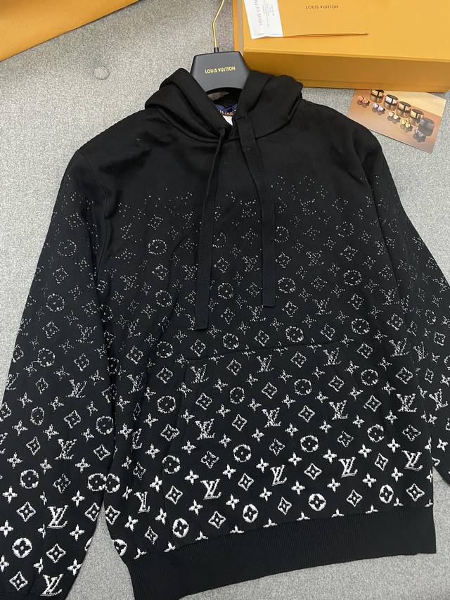 渐变连帽衫 经典渐变系列，实物巨高级～ 欢迎你们随意穿梭专柜，绝对神级还原，丝毫无差，我自己都觉得这件毛衣还原的太牛逼了原料采用两种粗细的精纺棉制作，特点就是加