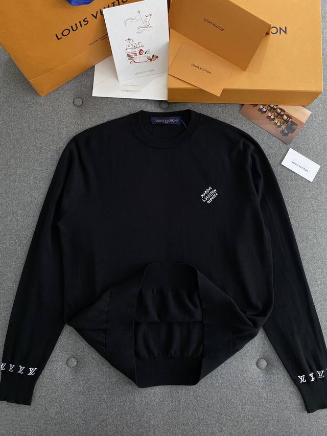 棉质长袖圆领衫 卖爆了短袖的延续，长袖更加实穿好搭，精致的标志性Logo嵌花设计，低调奢华的天花板！ 还原Zp，采用4股60支加捻精梳长绒棉，很精细的工艺，粗针