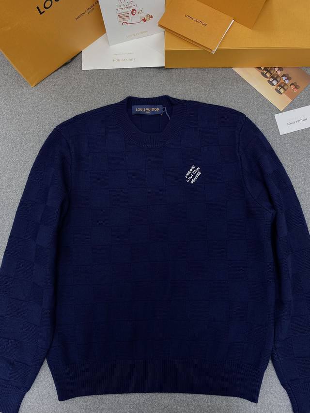 Damier 珠饰套头衫 随性雅痞绅士型格 高级时装与街头时尚的融合 在“我的世界里”重塑自己，年度最有型棋盘格毛衣，呼叫各行业精英男士来拿下它 原版采用100