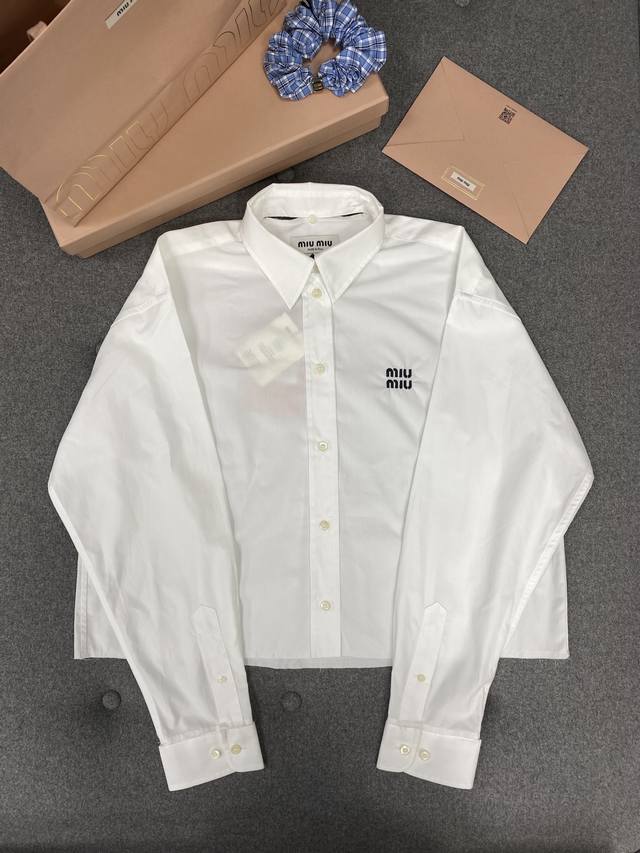 新品上新 府绸质感长袖衬衫 秋季是最适合穿衬衫的季节，叠穿内搭都是Yyds，比经典款更具设计感，很值得入手，专柜同样的品质你们懂得！顶级府绸面料，国内没有哪一家