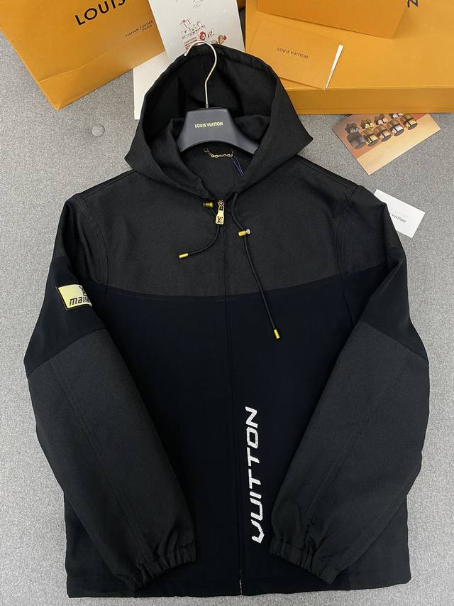 连帽束腰夹克 万众瞩目的风衣夹克外套来了一看就很有品系列，设计也是非常有型，采用不同材料面料拼接的做法，袖子大身的粗斜纹面料偏硬挺上身很有廓形，中间拼接部分的细