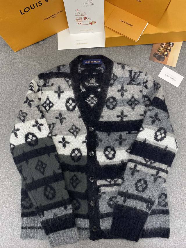 马海毛开衫 今年一个超级重磅绝对的高端，适合各种才华横溢人士！这款真的做太好了，马海毛价格p区间很大，几十块到几百块的都有，成份和手感区别非常大我们不会为了控制