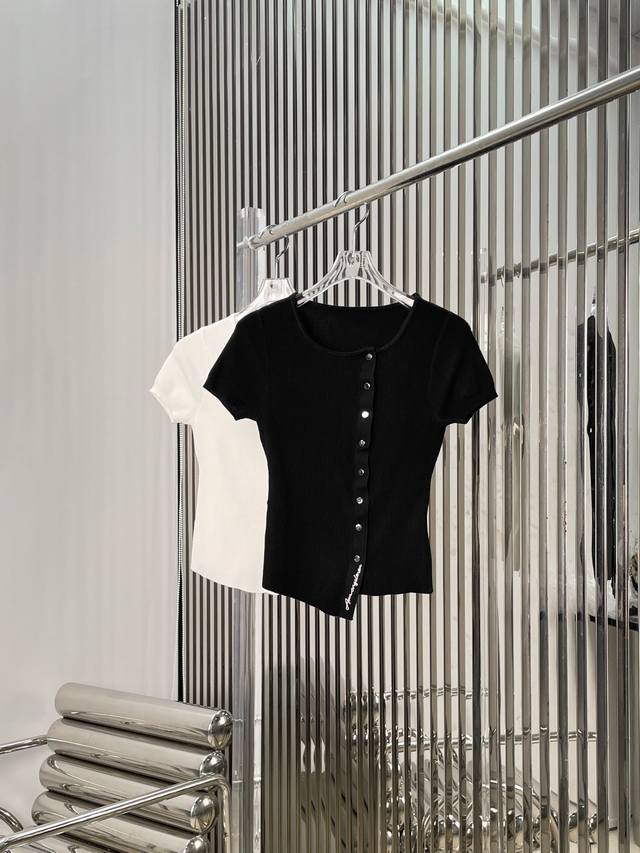 实拍图！最新Ann 25New 不规则字母刺绣针织短袖上衣。颜色：黑、白。尺码：Sml。 。